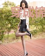 穿成锦鲤后我每天都在抱大腿